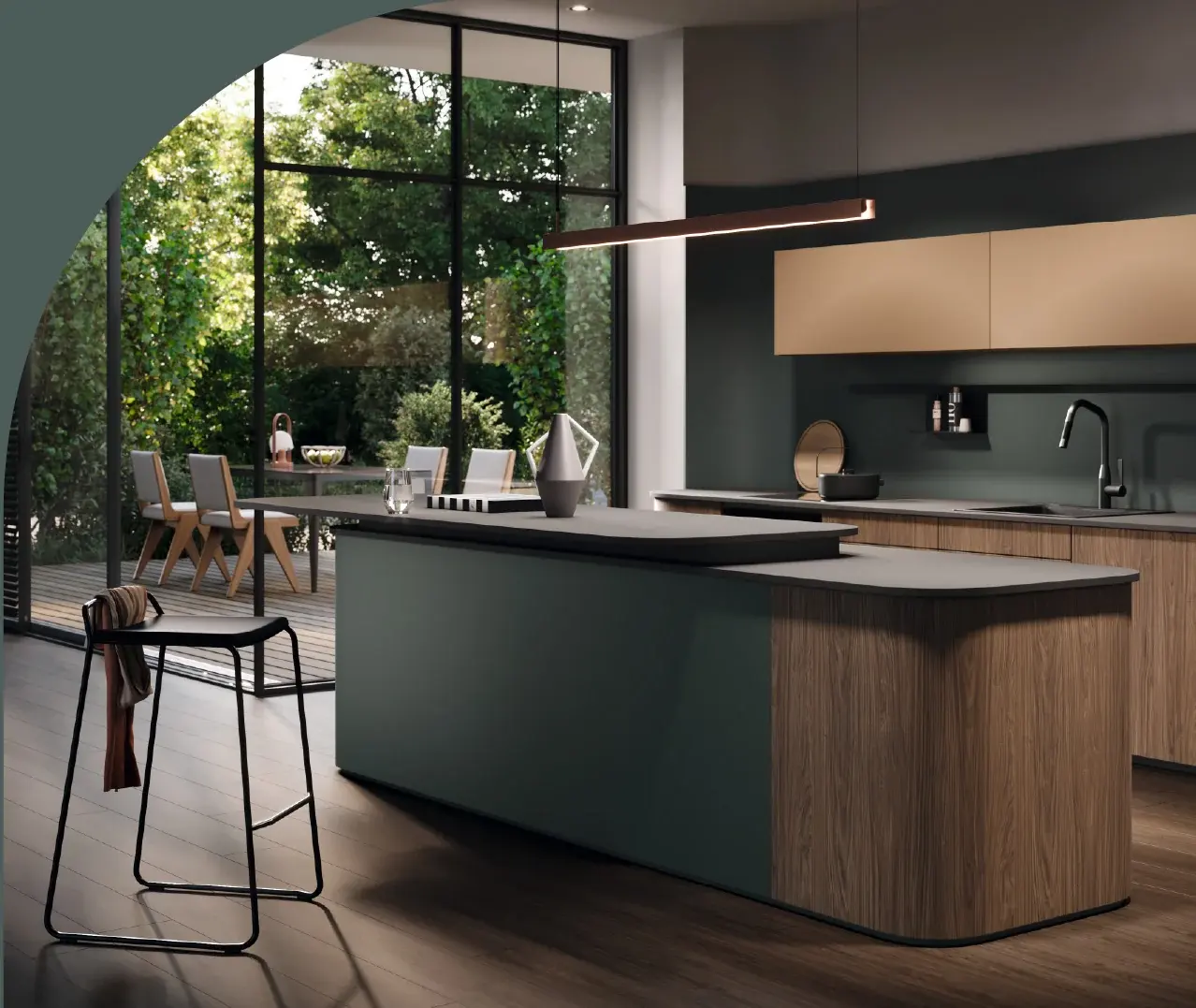 Cocina con isla de extremo redondeado en verde oscuro y madera, una banqueta negra, alacenas color arena y un ventanal que da a una galería con jardín.
